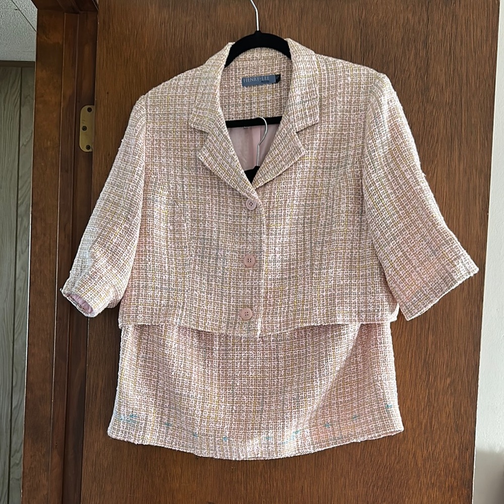 Elegant Pink Blazer with Textured Lightweight Fabric